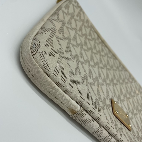 Michael Kors Laptop Case - Picture 2 of 14